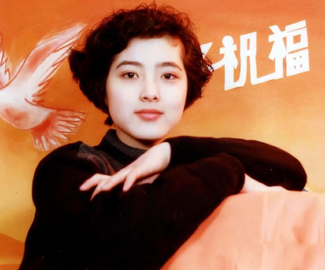 曾黎十几岁的照片美得惊人，怪不得一进中戏，就轰动了整个校园，连老师都说中戏两百年
