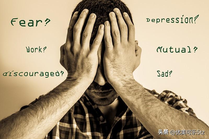 他看起来压力山大，像在思考人生。