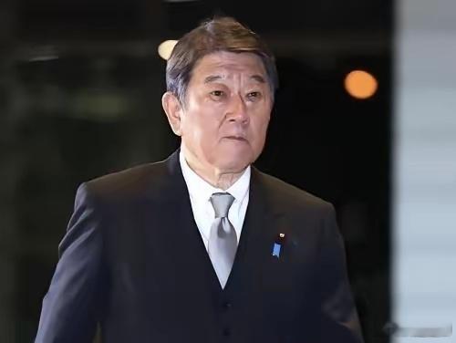 日本外相日前声称，他在马尼拉东盟外长峰会间隙曾与中国外长无翻译短暂交流，谈到了两