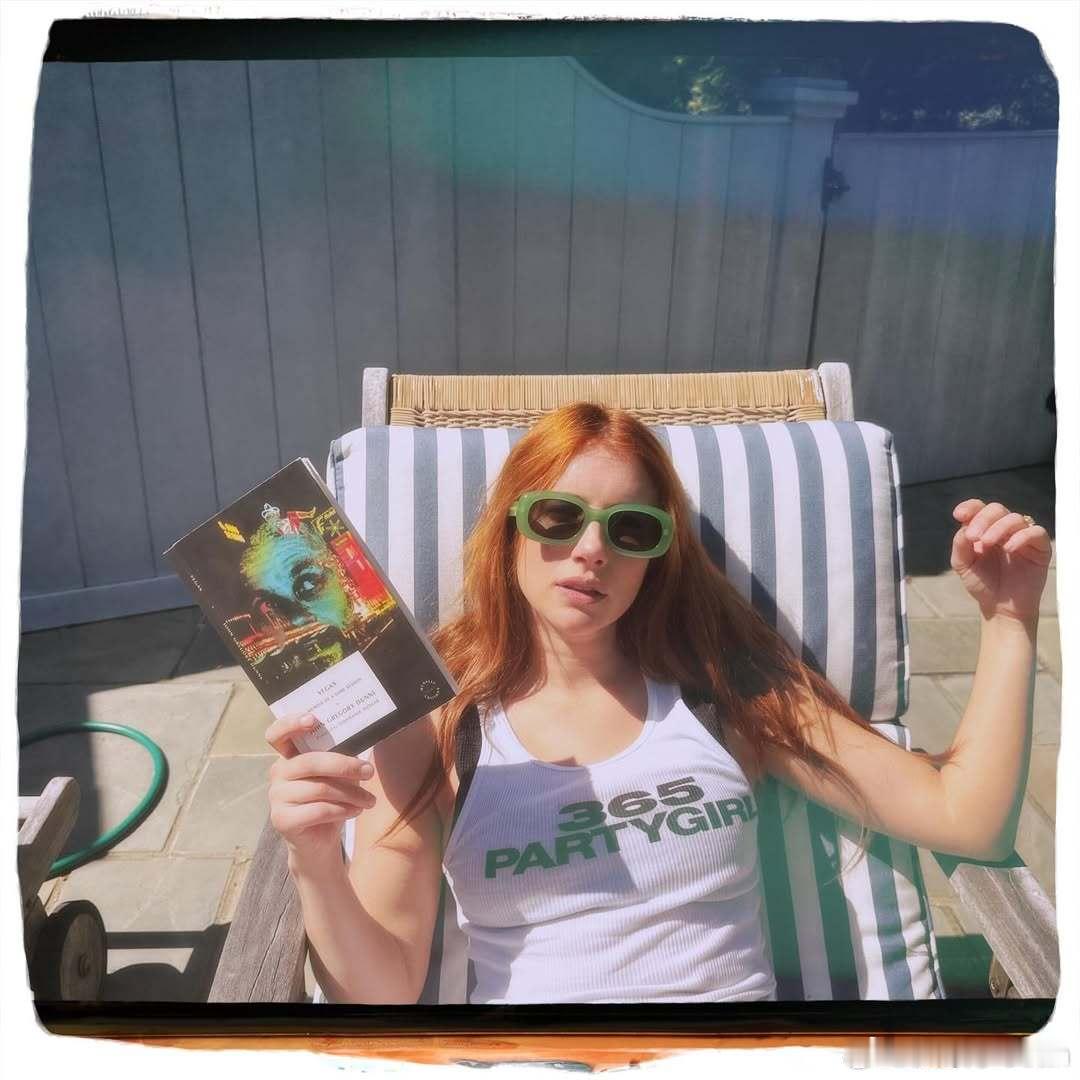 emma roberts艾玛罗伯茨的夏日周末安排：听着《365》阅读旧书《Veg
