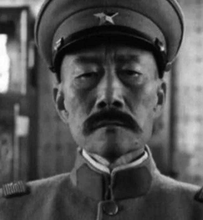 1894年，张作霖去于六家喝酒，中途于六去放水，谁知于六的小老婆二兰子突然拼命靠