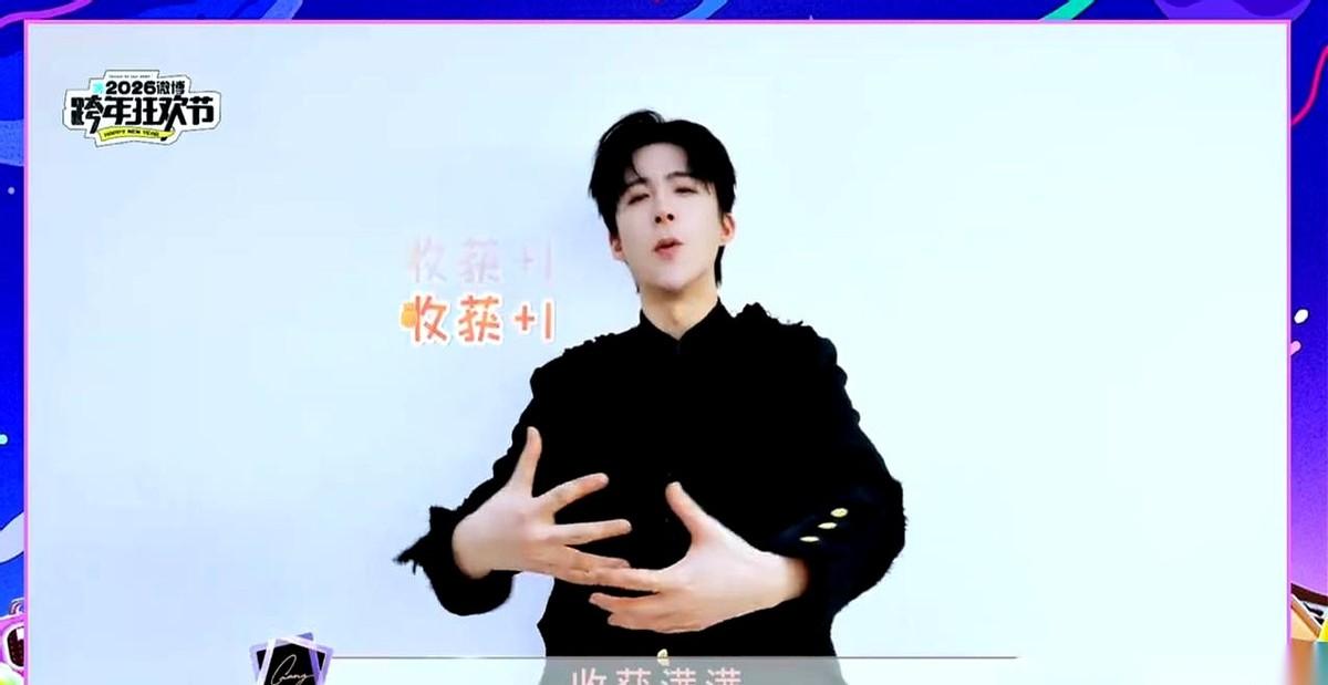 好家伙，他自己给自己发了个奖。
叫，“劳模”。
我第一反应是，这人还挺敢说。但转