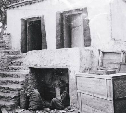 1938年冬天，西藏一位农奴冒着寒冷的天气，正在从事牛马一样的劳动。他一脸苦相，