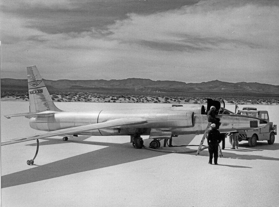 50年代，美国中央情报局的U-2A高空侦察机，该机在垂尾涂有美国NACA的标志用