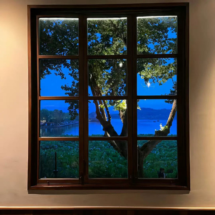 听过无数话，看似都很有道理。但我最信两句：一个物以类聚，一个因果报应。 