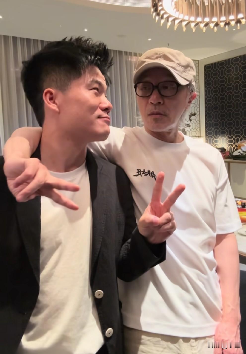 今天看到不少人说
昨晚董宇辉访谈周星驰失败
如此成功的一场访谈被说成失败
恐怕只