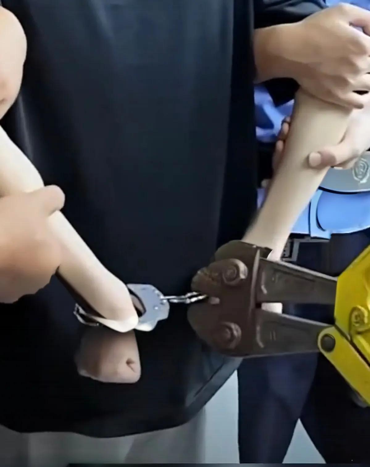 铐子“罢工”记！

“咔嗒”一声，清脆悦耳——萍乡警方给嫌疑人上了手铐，任务完成