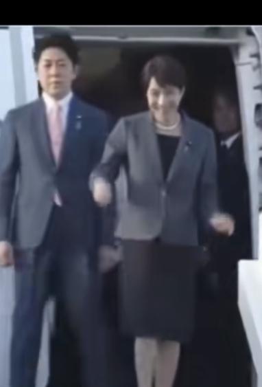 日本首相高市早苗匆匆忙忙去英国访问，不过到达英国以后迎接她的没有什么红地毯，她下