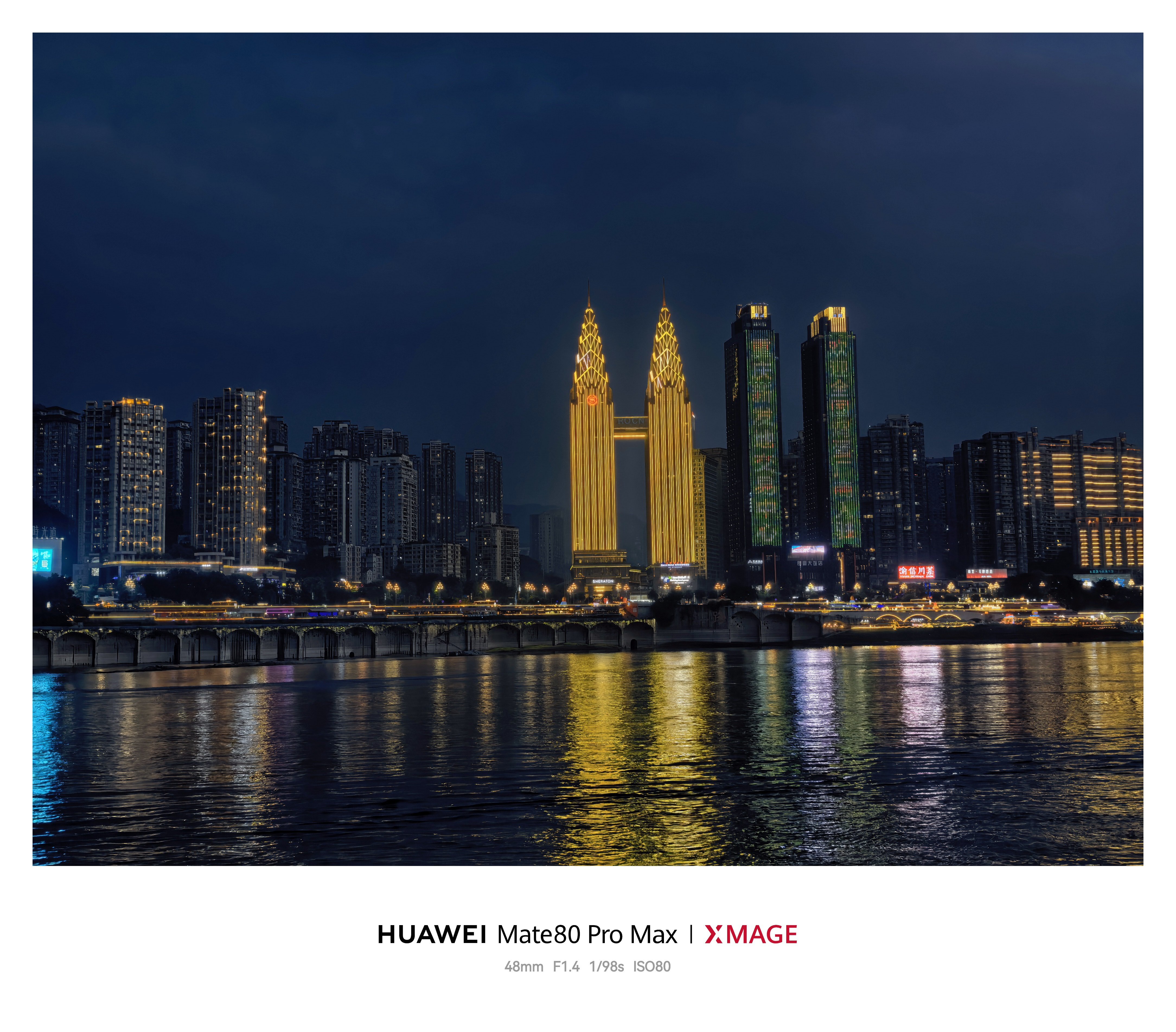 洪崖洞的夜景真好看。今天第1次坐船看。我们三个问界M7车主合影，坐小孩那一桌哈哈