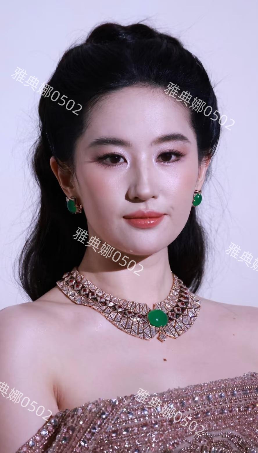 年近40的刘亦菲身材发福颜值下滑，仙气不再姨味儿渐浓！
今天出席宝格丽活动的刘亦