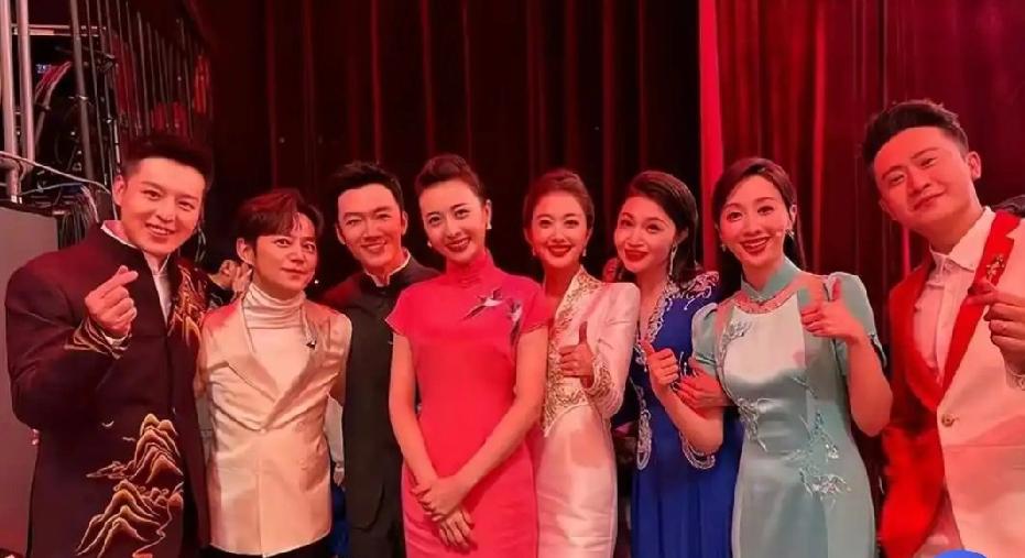 这是几个央视主持人合影照，他们如同舞台上彩灯发出的光芒，红遍了整个舞台，他们的主