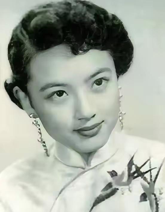 1940年的一个深夜，27岁的司令员叶飞刚准备躺下休息，突然，警卫员匆匆带进来一