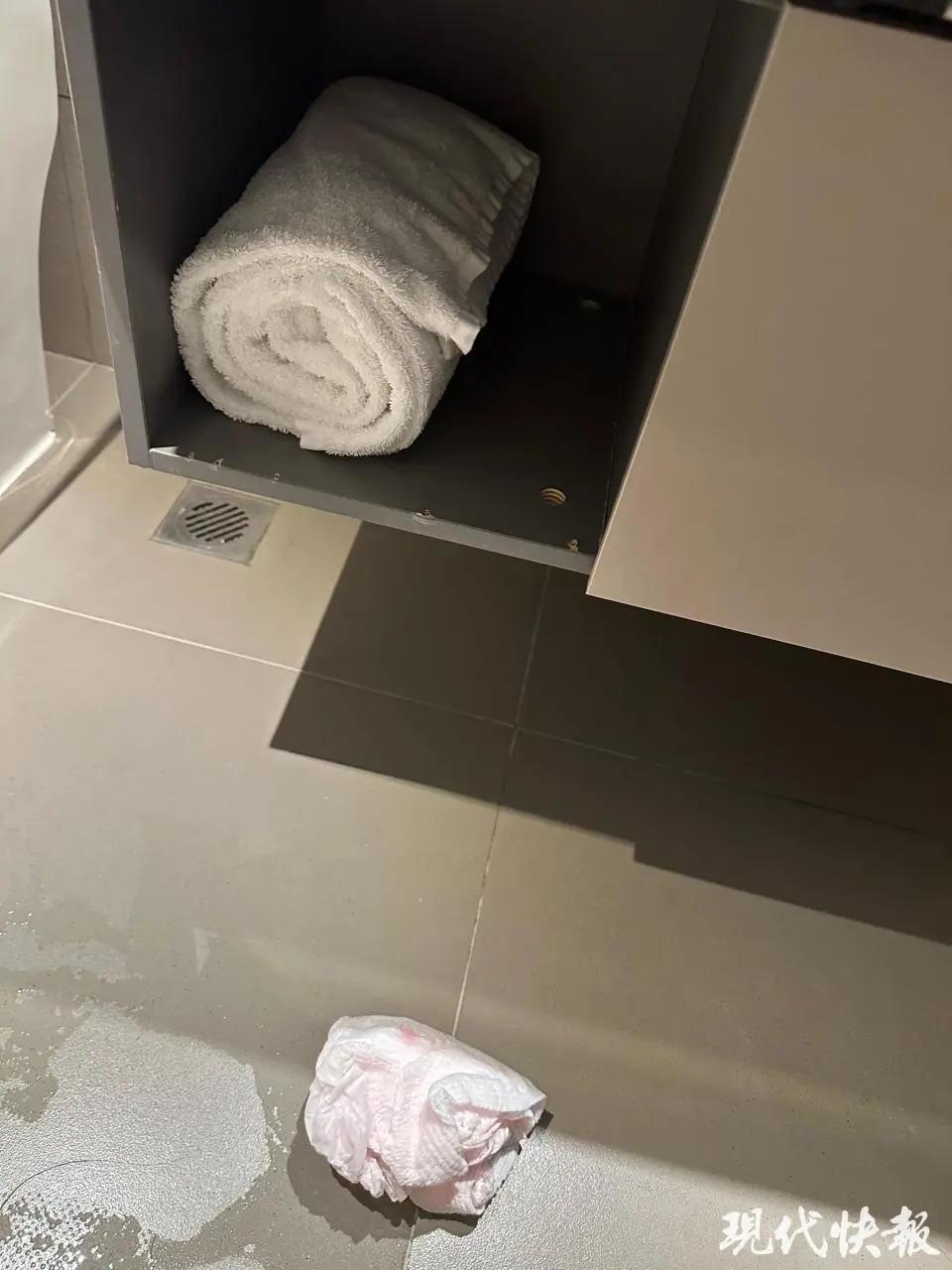 “太离谱了”近日河北邢台，一男子和女友入住酒店，竟然在卫生间洗手台下的暗格，发现