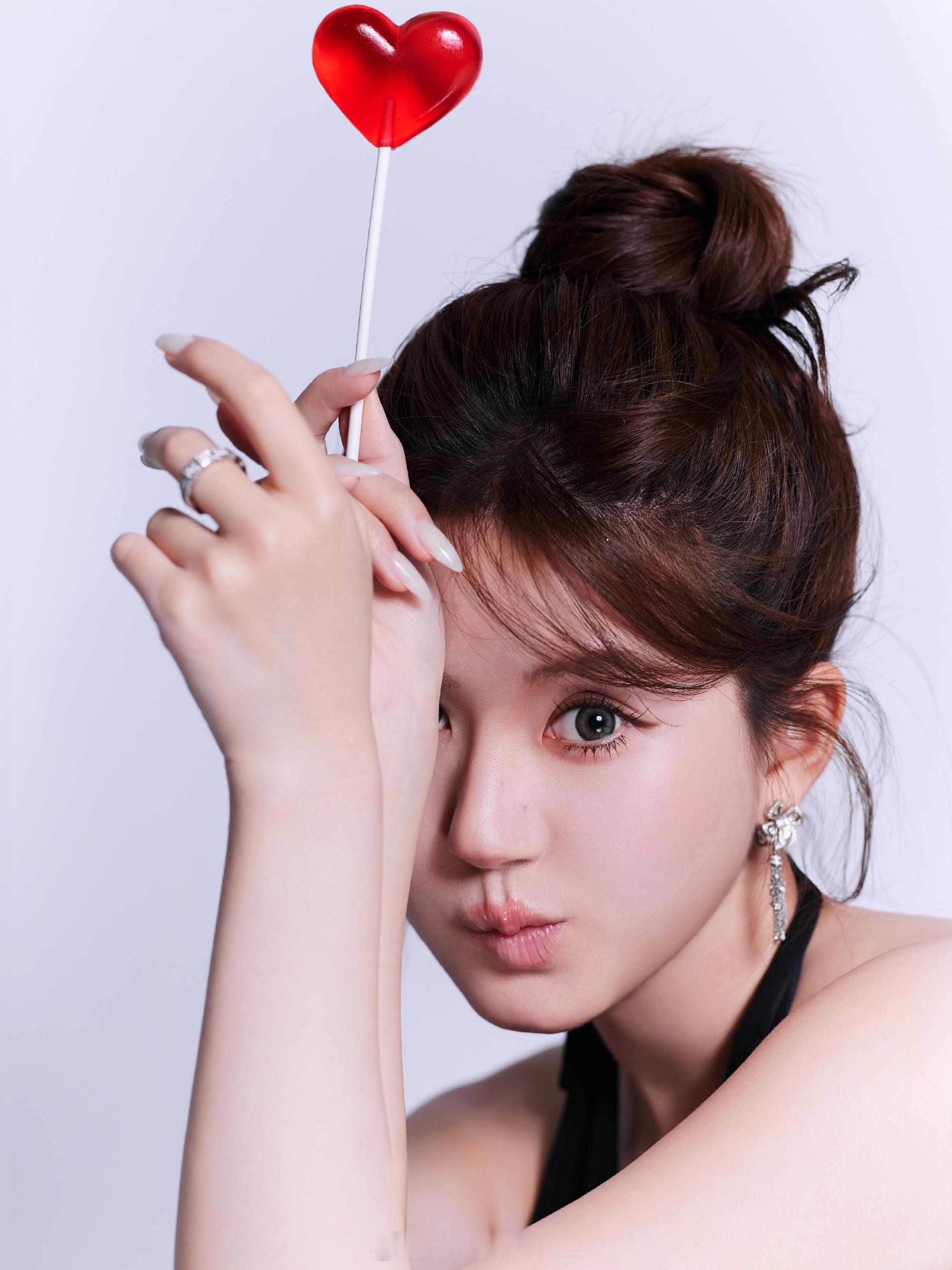 赵露思微醺甜杏妆大片 ​​​