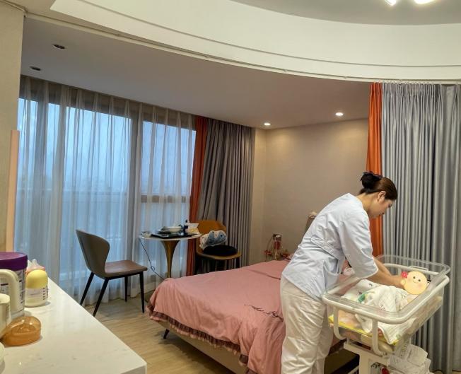 福建福州，一女子花5万元住月子中心。从第31字开始彻底改写如下：
她是醒在那道开