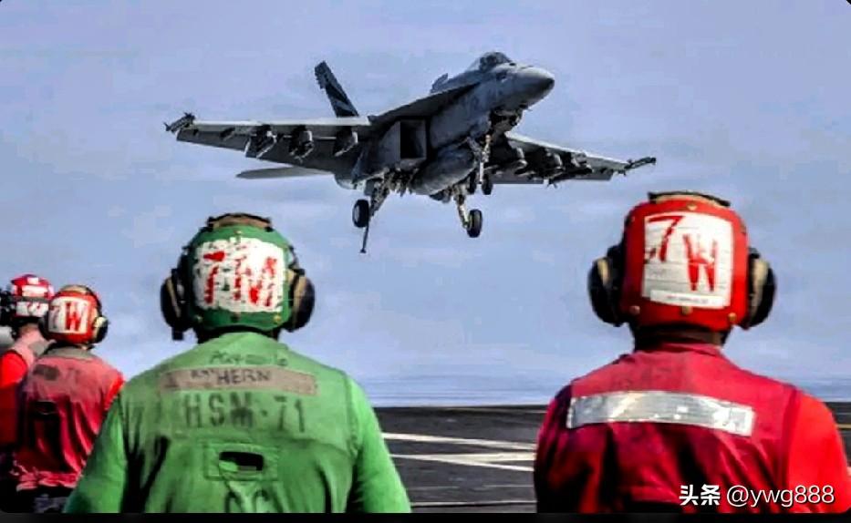 一架F/A-18E“超级大黄蜂”战斗机降落在“亚伯拉罕·林肯”号航空母舰的飞行甲