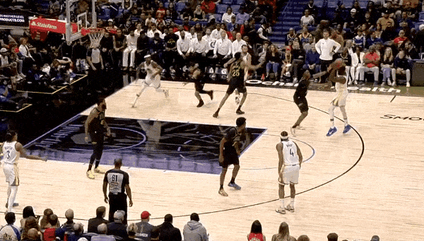 经典战术！追梦助攻巴特勒打成2+1！
在今天NBA常规赛勇士对阵鹈鹕的第一节比赛