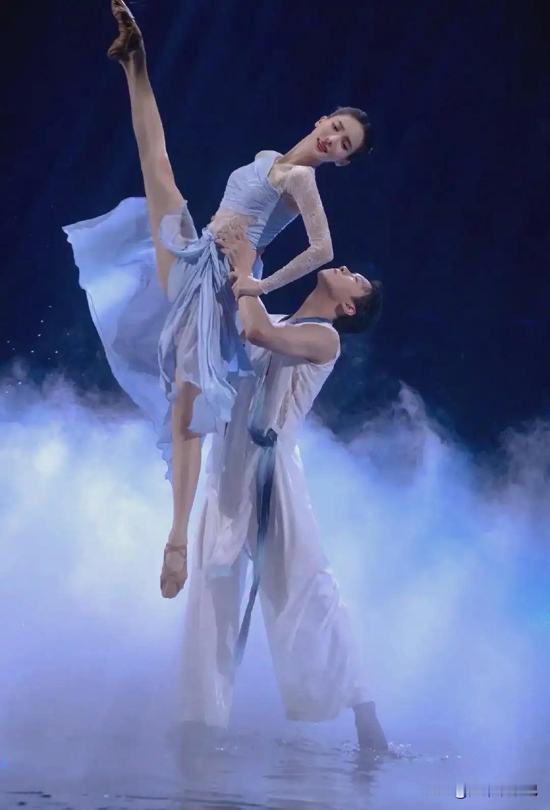 金晨确实很瘦，但是身上还是有很多肌肉！