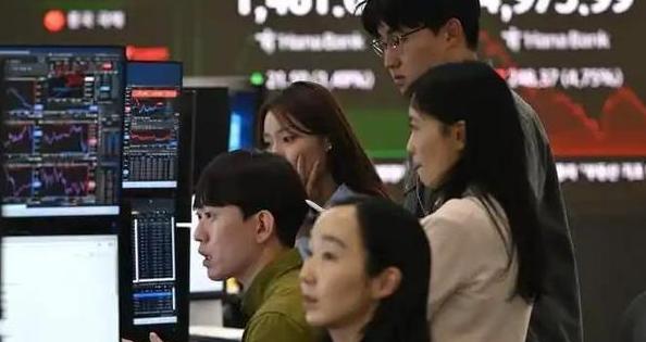 噩梦降临 40 万韩国家庭！短短三十天，韩国股市 32 万亿市值凭空消失，大量年