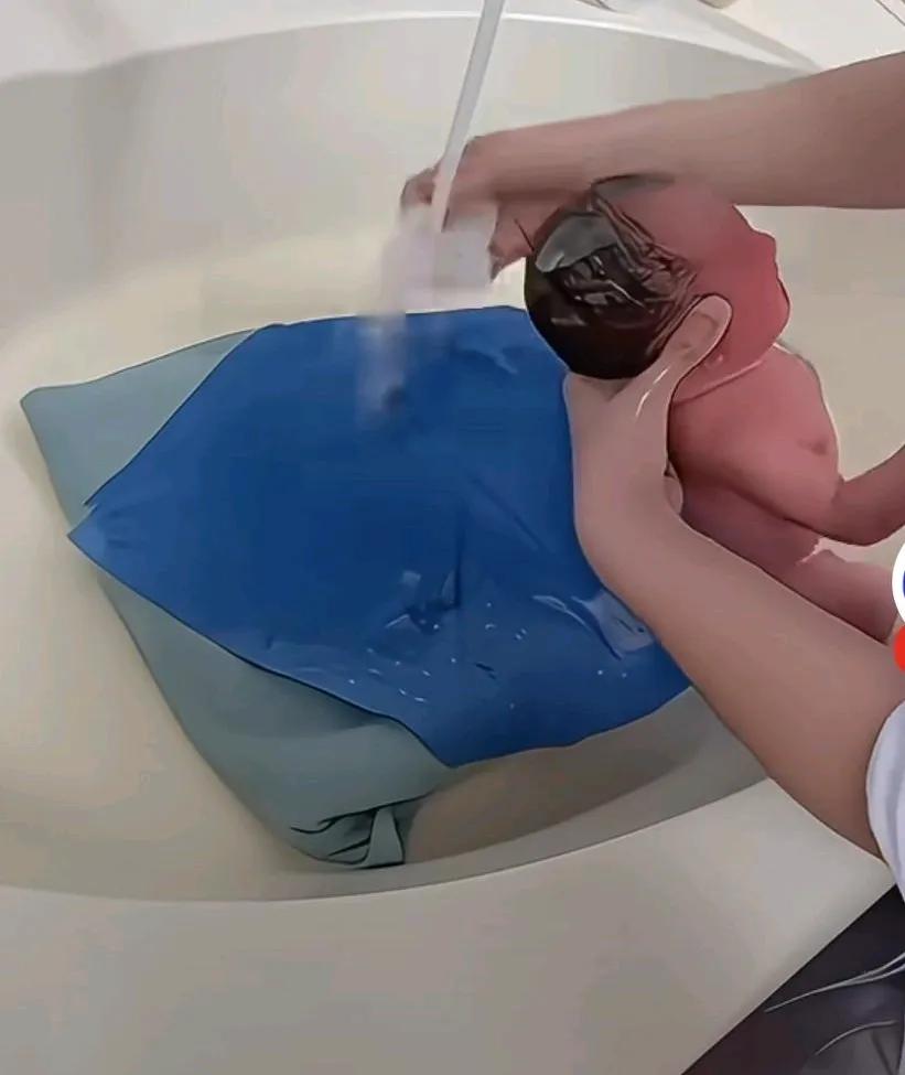 新生儿第一次在医院洗澡，医生的手法快速又细致，
网友说，不要质疑医生的专业，看着