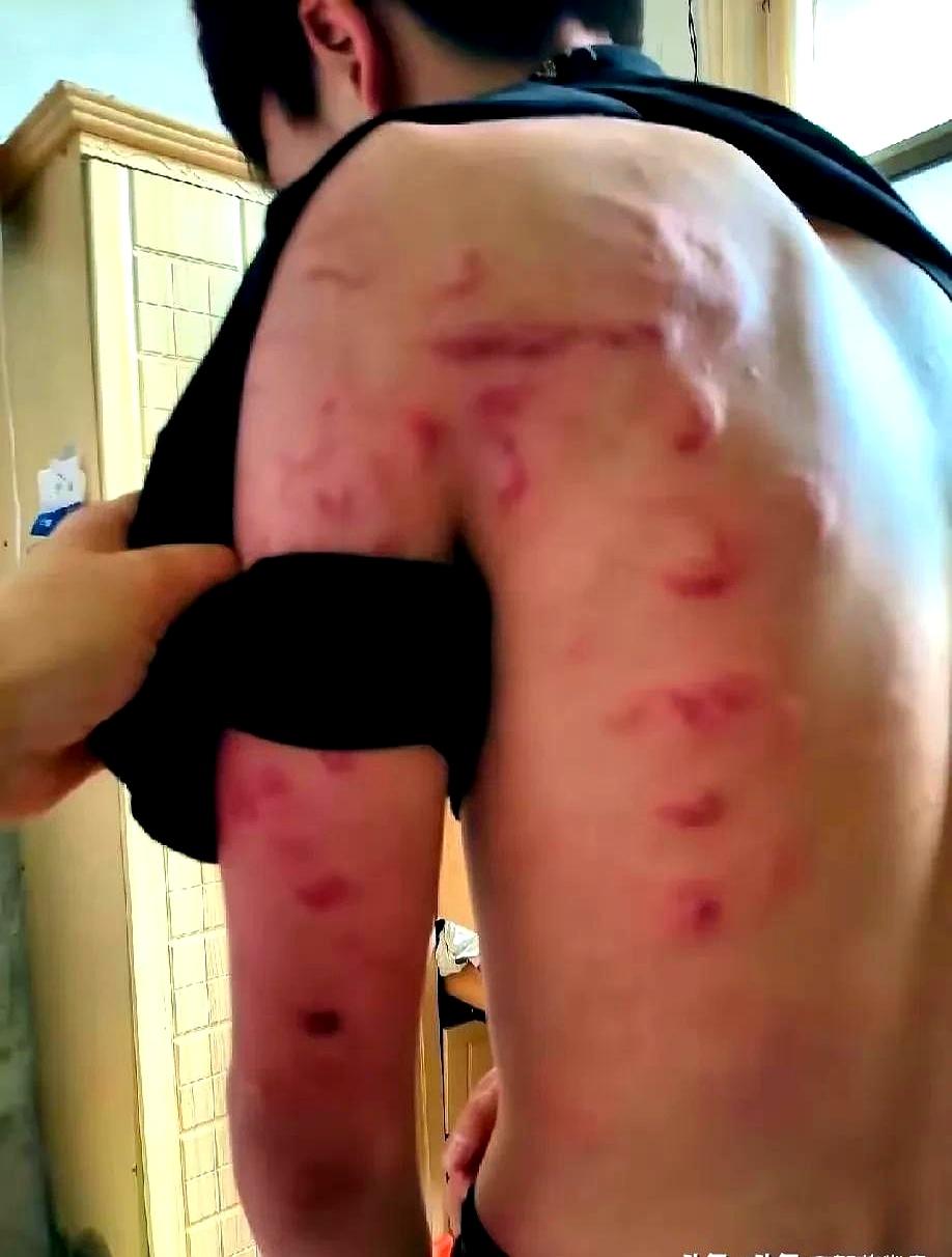 高考近在眼前，家长的焦虑终于烧到现实层面，眼看儿子玩手机、成绩退步，竟然直接升级