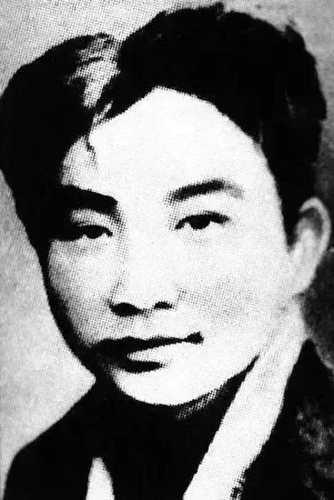 1935年，2名被捕地下党员临行刑前，监狱看守突然说：“我可以救你们出去，但只能