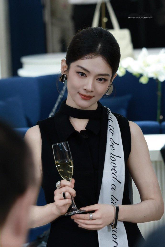陈昊宇来沈阳也得吃两口鸡架 谁能拒绝沈阳鸡架的魅力，就连陈昊宇来到这里都要吃上烤