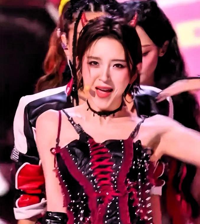 唐艺昕舞台被嘲唱得像骂人。叽里咕噜没字幕，根本听不清。她没解释，直接认：“祺贵人