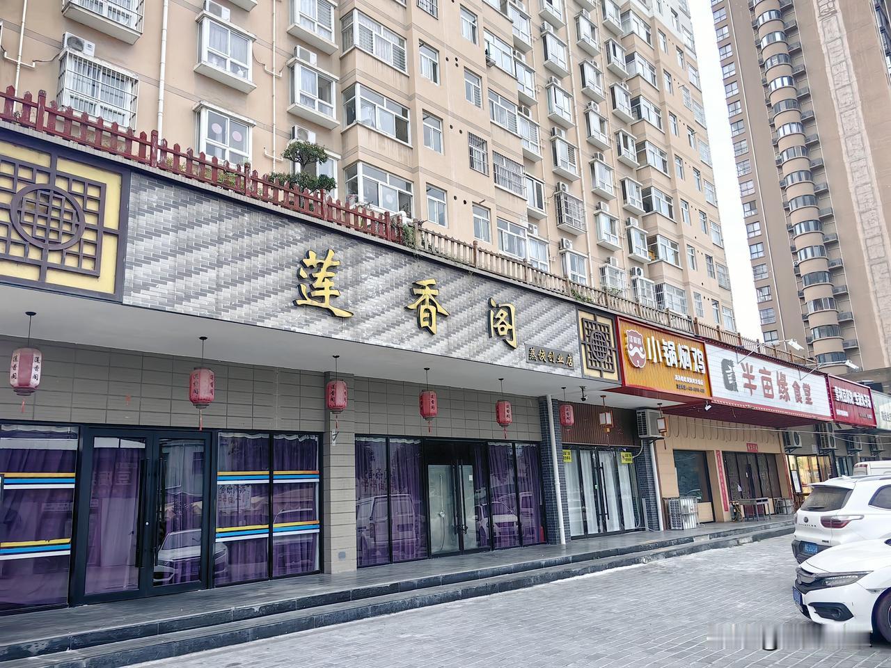 渭南市西六路这家蒸饺店，生意是异常的火爆，从开业到现在有十几年了，客流一直很旺。