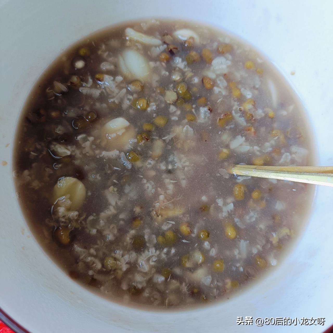 今天的早餐：一碗粥，一个馒头，一个茶叶蛋。

今天这粥是我自己熬的，熬了三个小时