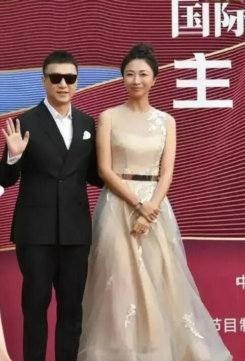 #秋日生活打卡季#孙红雷和老婆王骏迪一起出席活动。
这是我第一次在图片上看到孙红