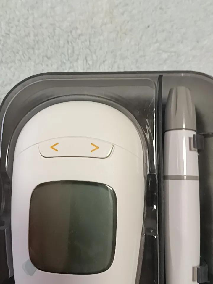 在网上或者去批发医疗用品，的商店去买血糖试纸，比在药房买的价钱便宜挺多。
   
