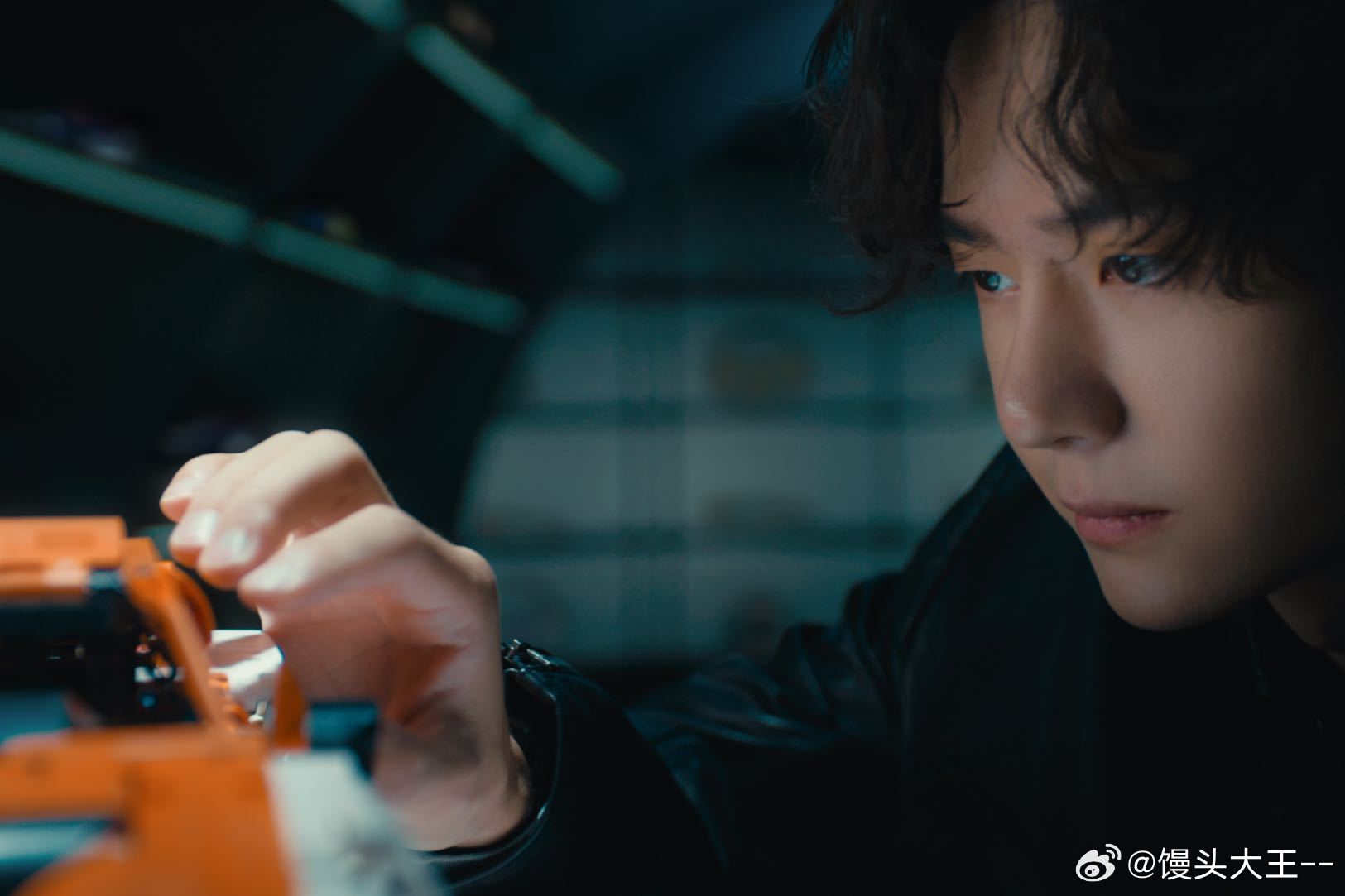王一博把摩托捧在手心 谁能不被这个画面打动，王一博将乐高摩托捧在掌心，没有夸张的