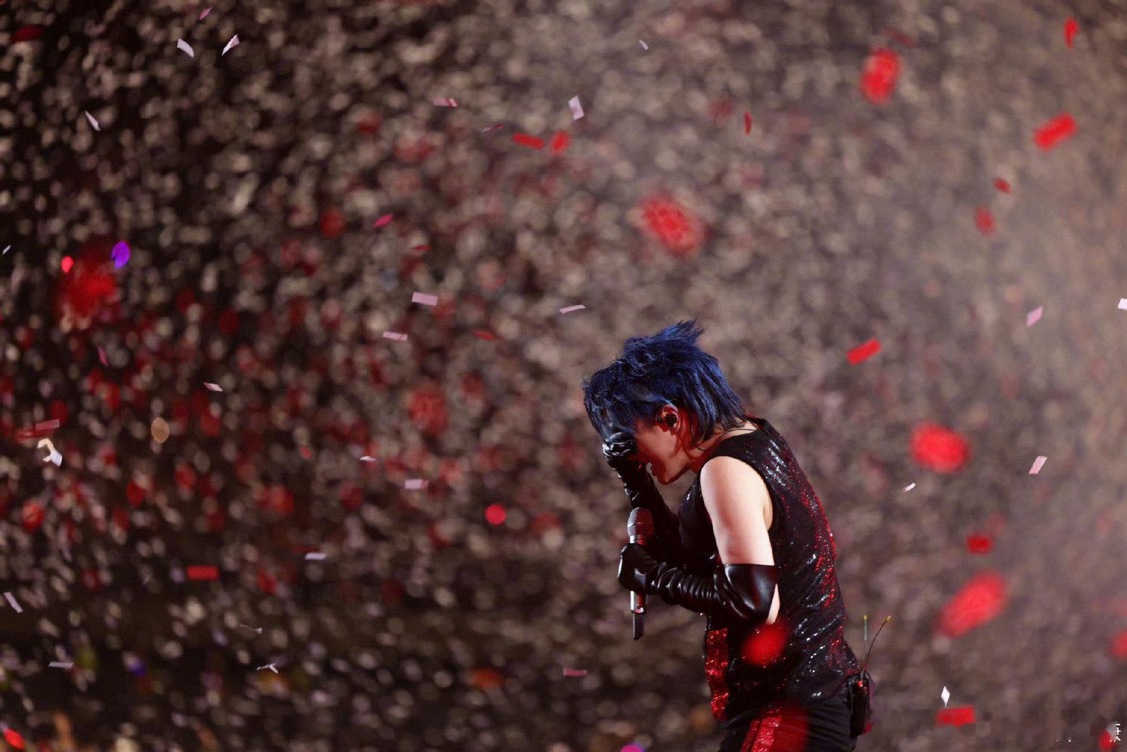 #薛之谦粉丝拿着老年机打开闪光灯#看到薛之谦粉丝拿着老年机打开闪光灯，我忍不住笑