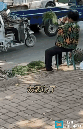 大妈卖菜，赚了50，喝水喝了30。