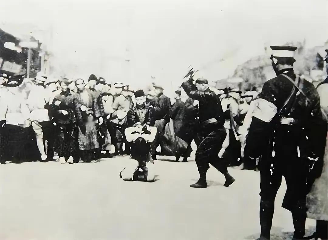 1944年，八路军陈克被日伪军抓捕。被杀前，一个汉奸突然对日军说：“太君，这种小