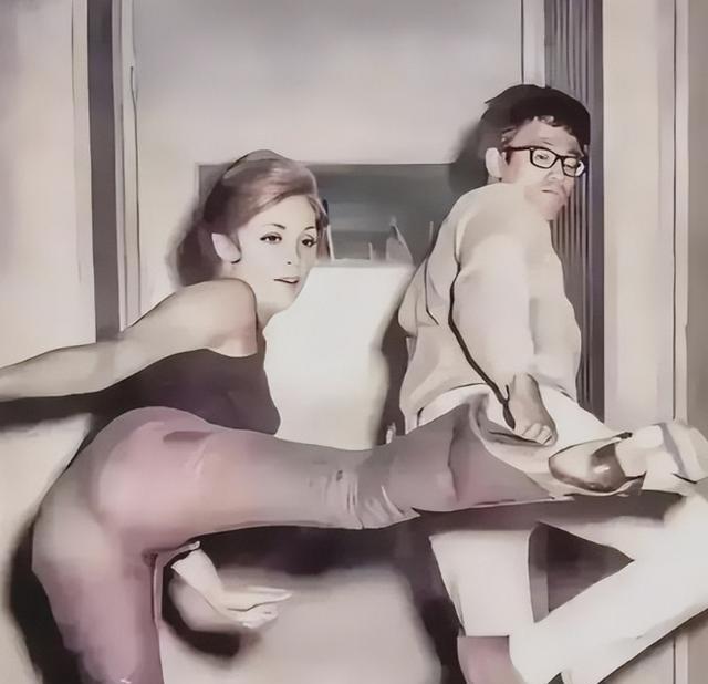 1968年，绝色女星莎朗·塔特聘请年轻帅气的李小龙，当自己的私人教练，李小龙时常