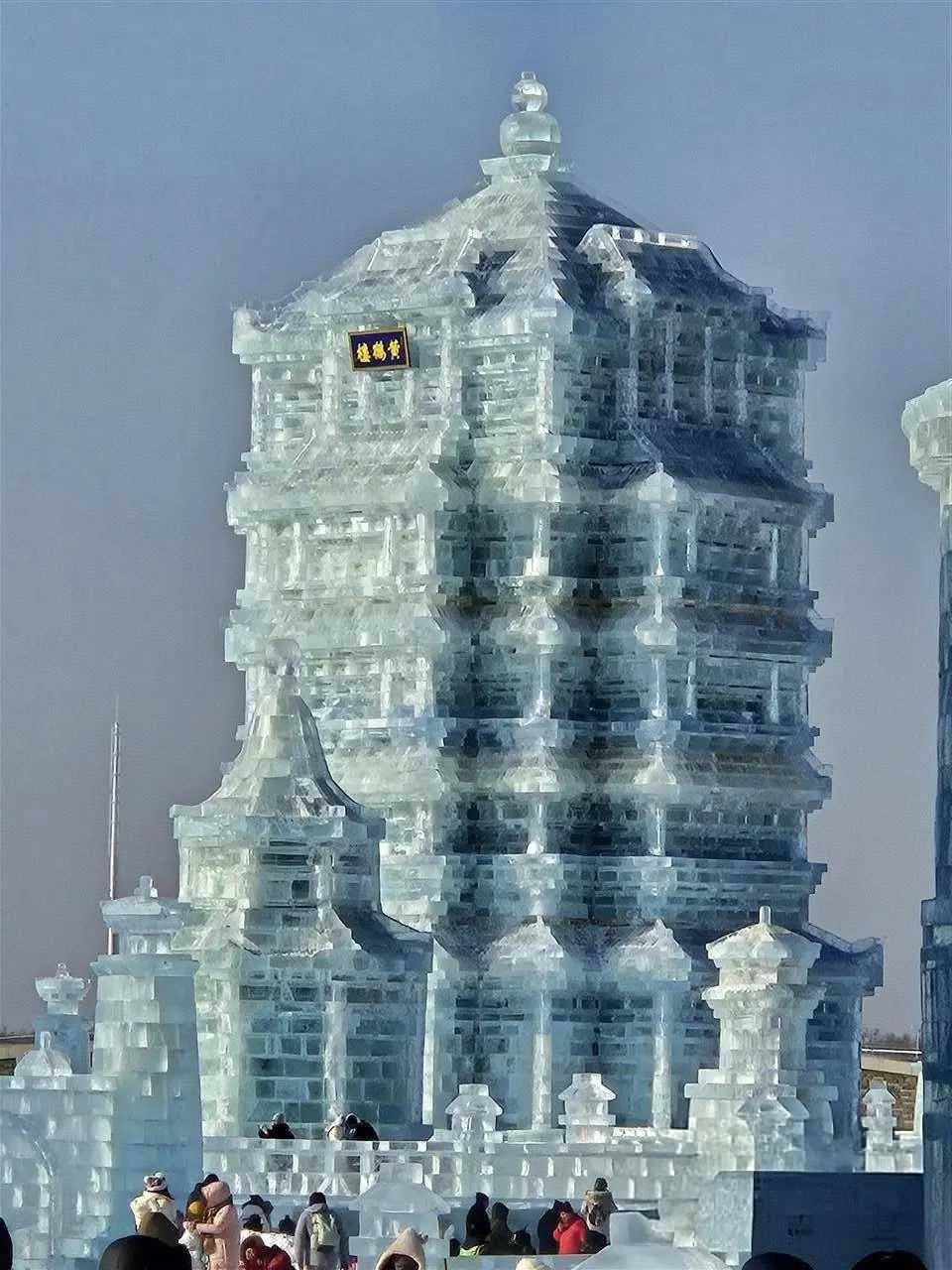 尔滨“冰雪朋友圈”刷屏！8600方冰雕黄鹤楼引全国游客打卡
 
12月17日，第