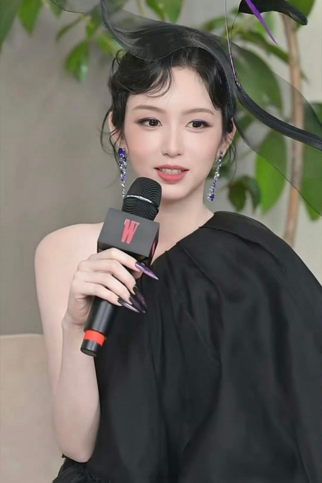周也&赵今麦&刘浩存W盛典直播造型截图，来看看最新状态如何？[并不简单]明星W盛