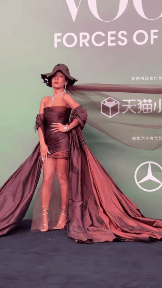 吉克隽逸的帽子底下是3米长的头纱 吉克隽逸又解锁新造型！帽子下的3米长头纱超有巧
