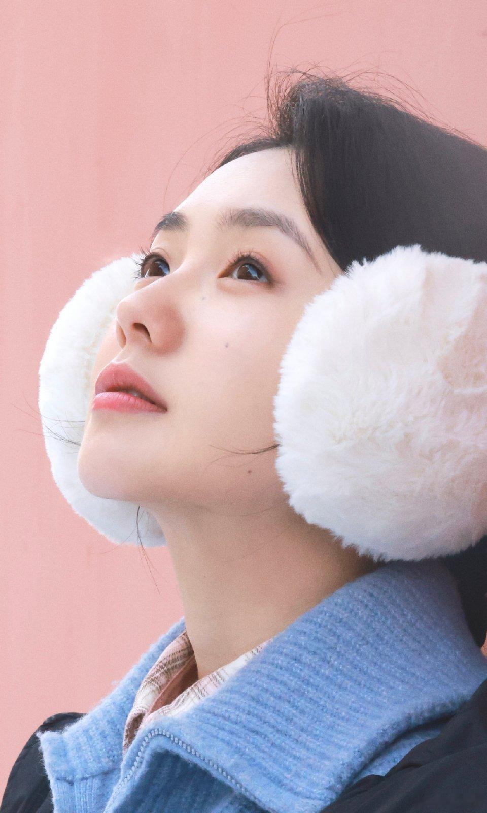 刘浩存冬日耳包氛围感刘浩存拍的北京初雪 冬季头像已上线！还有浩存拍的雪景，真是集