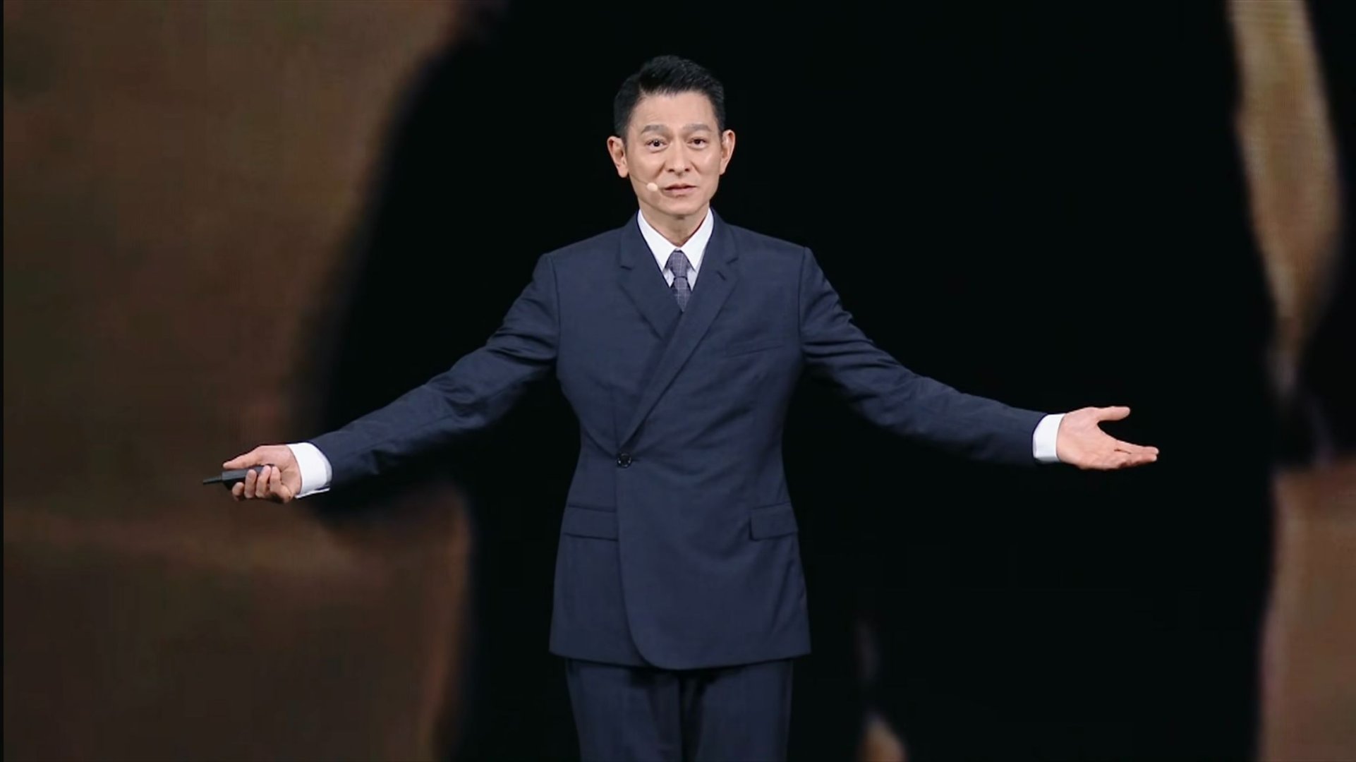 刘德华问网友想听什么刘德华将出席华为发布会 三折叠新机的预热物料质感不错，刘德华