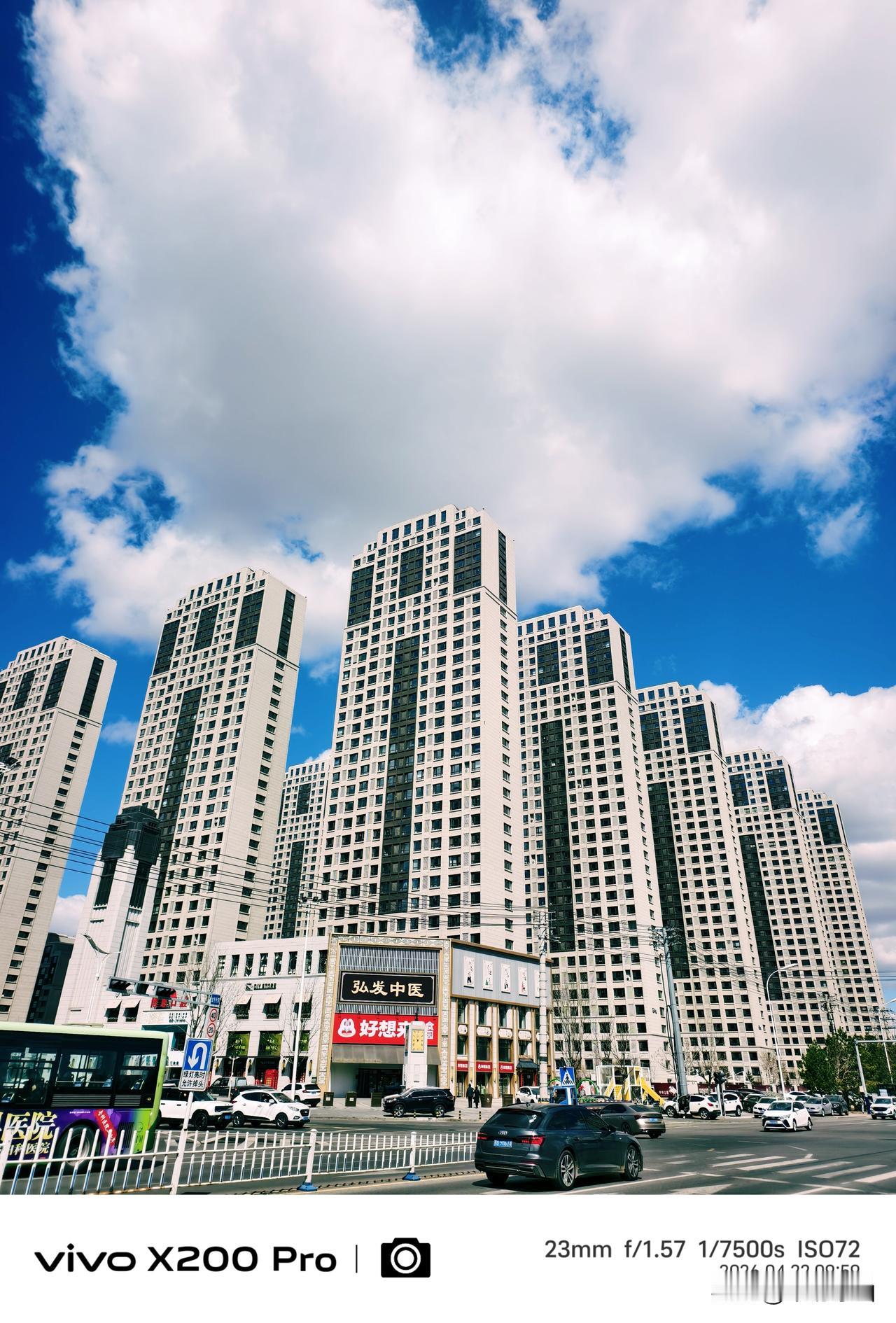 四月的家乡，乍暖还寒，蓝天白云，通透明亮，随手一拍，碧水蓝天。我在家乡晒风景 我