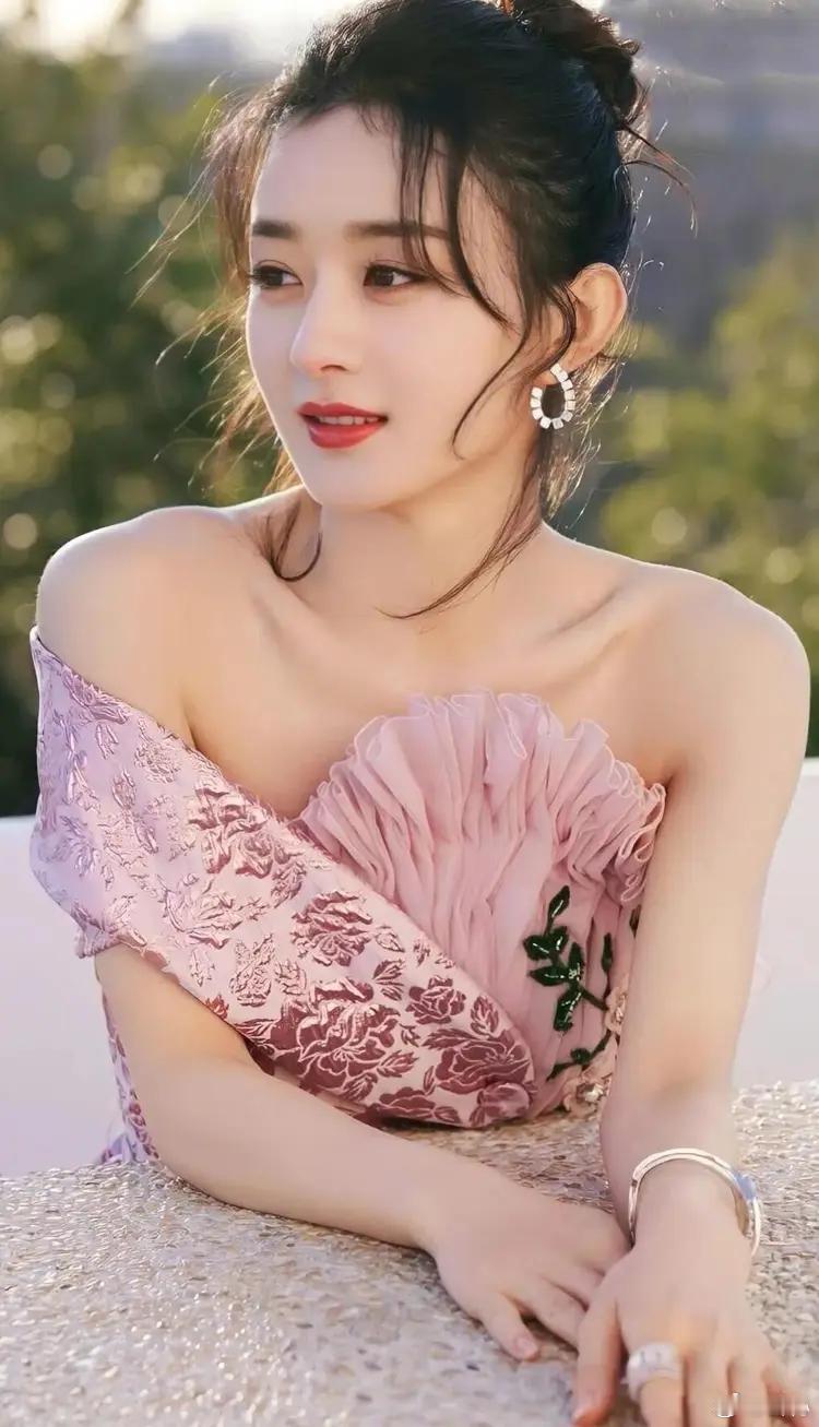 赵丽颖一向是什么年龄做什么事赵丽颖一直深谙不同年龄段该沉淀怎样的自己。一路走来稳