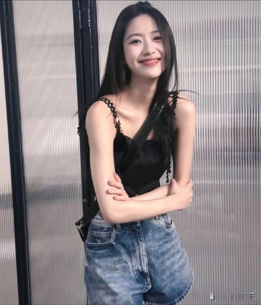 完全颠覆了我的认知！没想到，向涵之还会吸烟……
1月9日，演员向涵之上了热搜，不