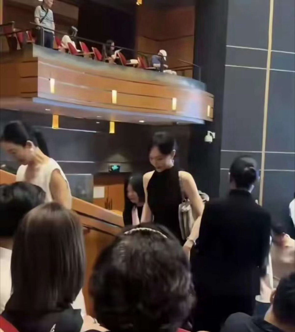 罗晋夫妇罕见合体！ 42岁唐嫣又白又美，6岁小糖戴皇冠很公主！ 