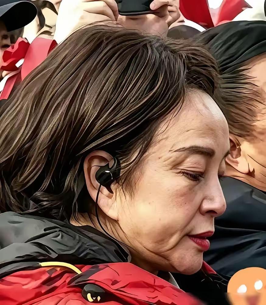 这是一张没有美颜滤镜的实拍生图，褪去镜头修饰之后，岁月留下的痕迹清晰可见。
 