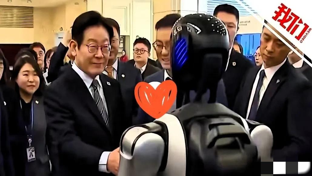 李在明从上海几乎是“逃”走的。
 别信什么行程太忙。导火索，是他伸出手，想跟一个