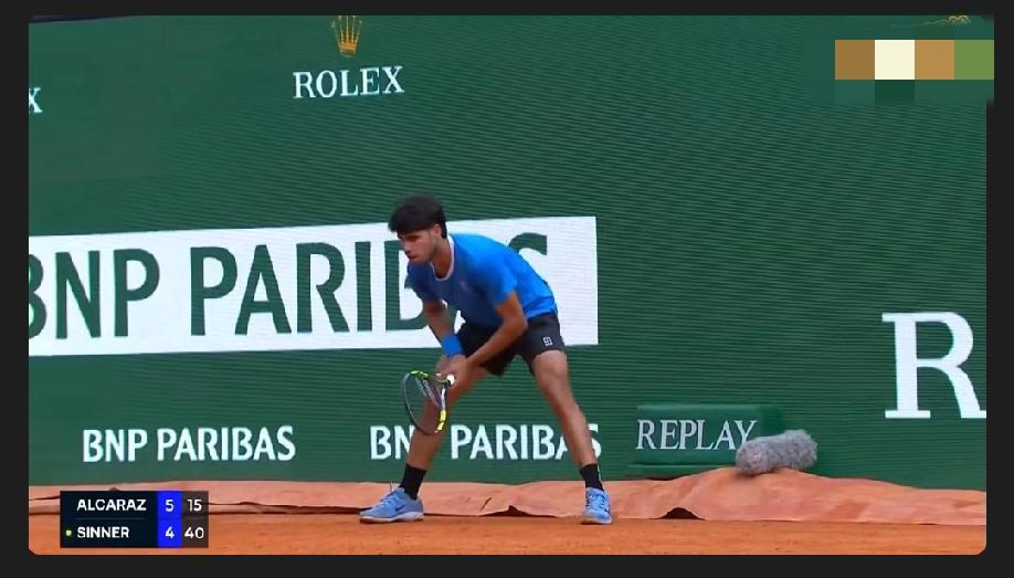 阿卡接辛纳的一发，恨不得这个球场的长度再增加几米，他好再往后面站，第二个镜头里面