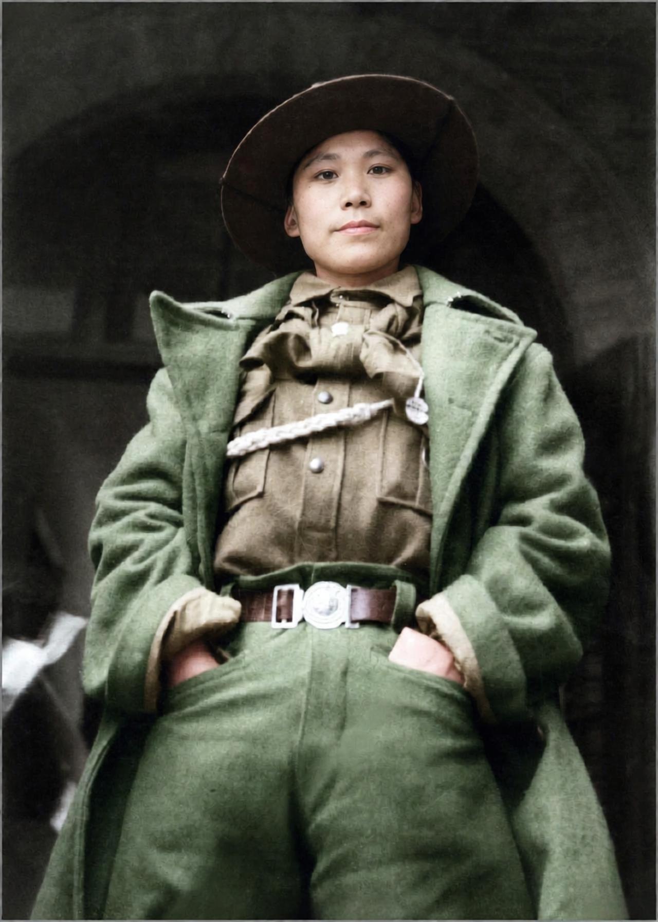 这张肖像中的年轻女孩，是1937年淞沪会战中闻名中外的上海女童子军杨惠敏。她头戴